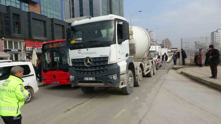 Beton Mikserinin Çarptığı Kadın Yaralandı