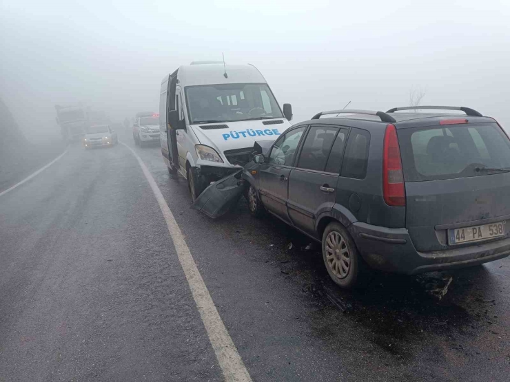 Minibüsle Çarpışan Otomobilin Sürücüsü Yaralandı