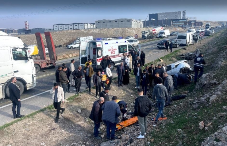 Şanlıurfa’da Tırla Çarpışıp Şarampole Devrilen Otomobilin Sürücüsü Ağır Yaralandı