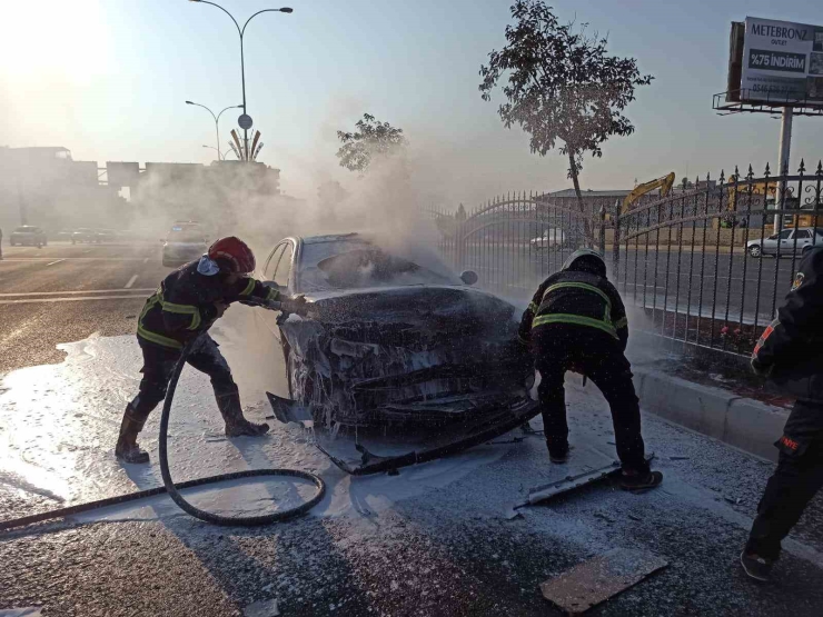 Zincirleme Kazaya Karışan Otomobil Alev Aldı