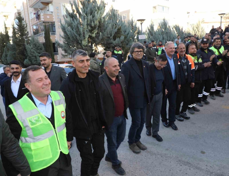 Nizip Belediyesi İşçileri, Zamlı Maaşlarını Halaylarla Kutladı