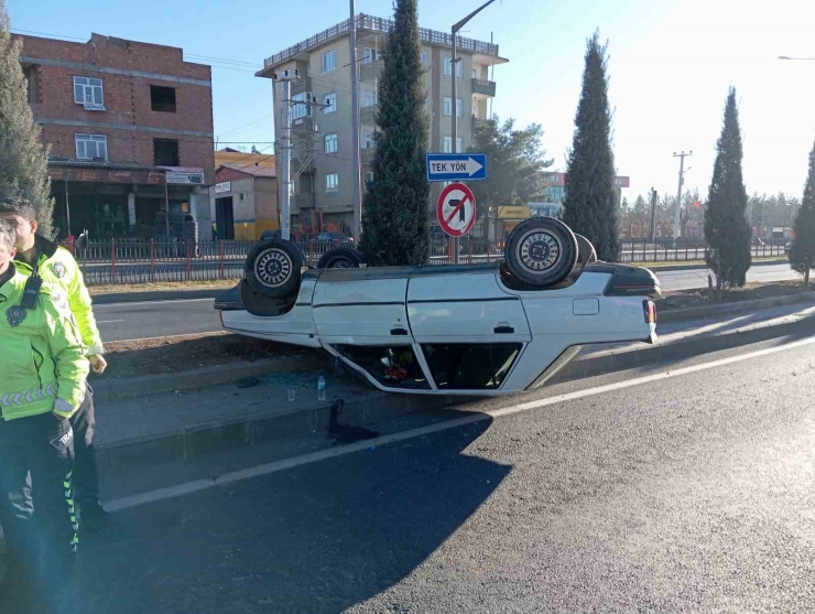 Refüje Çarpıp Ters Dönerek Duran Otomobildeki 2 Kişinin Burnu Bile Kanamadı