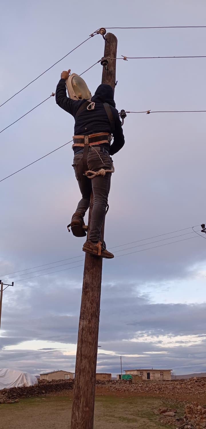 Dedaş Çözüm Bulamayınca Vatandaşlar Sokak Lambalarını Kendileri Onardı