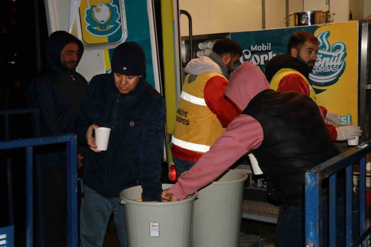 Soğuk Kış Sabahlarında Sıcak Çorba İkram Ediliyor