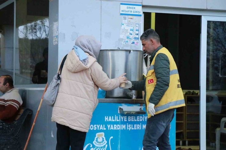 Soğuk Kış Sabahlarında Sıcak Çorba İkram Ediliyor