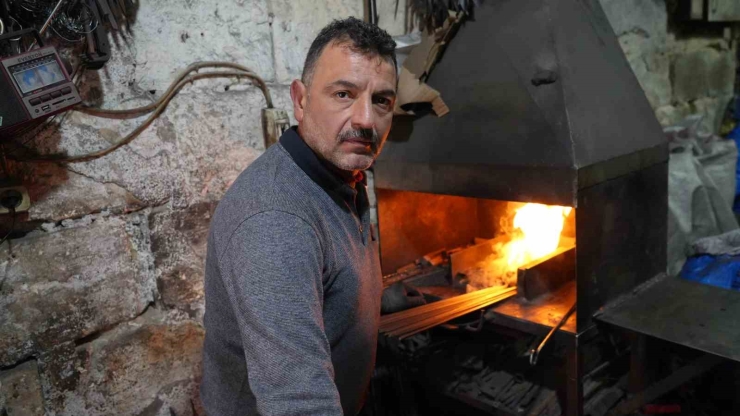 Kızgın Ocağın Başında Hem Demir Dövüyor Hem De Isınıyor