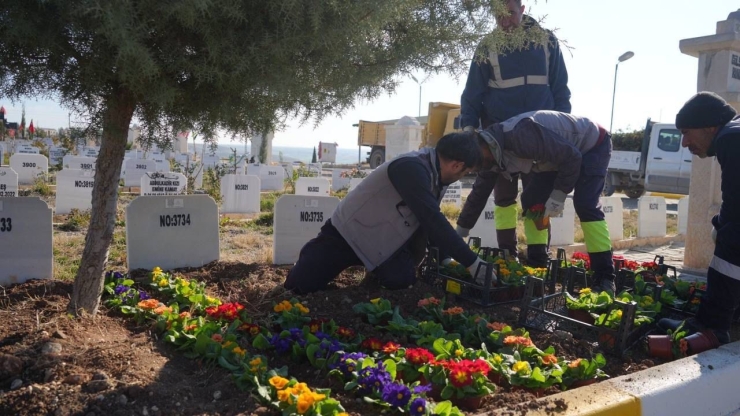 Adıyaman’da Mezarlıkta Bakım Çalışması Yapılıyor