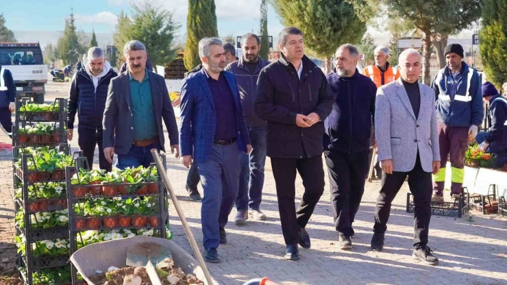 Adıyaman’da Mezarlıkta Bakım Çalışması Yapılıyor