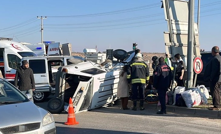 Gaziantep’te 2 Aracın Kavşakta Çarpıştığı Kaza Kamerada: 14 Yaralı