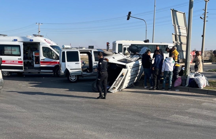 Gaziantep’te 2 Aracın Kavşakta Çarpıştığı Kaza Kamerada: 14 Yaralı