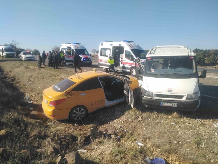 Gaziantep’te Hafif Ticari Araç İle Ticari Taksi Çarpıştı: 7 Yaralı