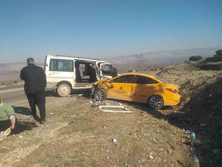 Gaziantep’te Hafif Ticari Araç İle Ticari Taksi Çarpıştı: 7 Yaralı