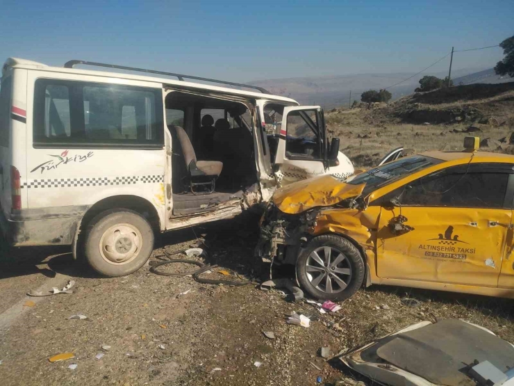 Gaziantep’te Hafif Ticari Araç İle Ticari Taksi Çarpıştı: 7 Yaralı