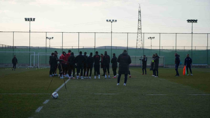 Kacper Kozlowski: "galatasaray’a Karşı 3 Puan Almak İçin Sahaya Çıkacağız"