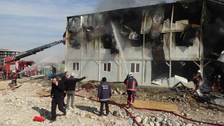 Malatya’da İşçilerin Konakladığı Konteynerlerdeki Yangın Söndürüldü