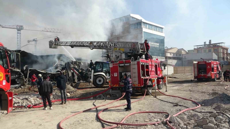 Malatya’da İşçilerin Konakladığı Konteynerlerdeki Yangın Söndürüldü