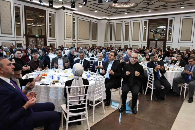 Umre’den Dönen Öğrenciler Ve Aileleri Protokol İle Yemekte Buluştu