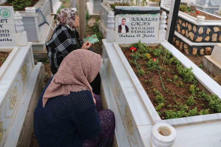 Diyarbakır’da Depremde Hayatını Kaybedenler Kabirleri Başında Anıldı