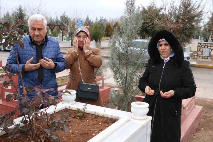 Diyarbakır’da Depremde Hayatını Kaybedenler Kabirleri Başında Anıldı