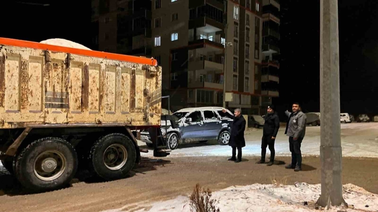 Besni’de Kar Temizleme Ve Tuzlama Çalışmaları Devam Ediyor