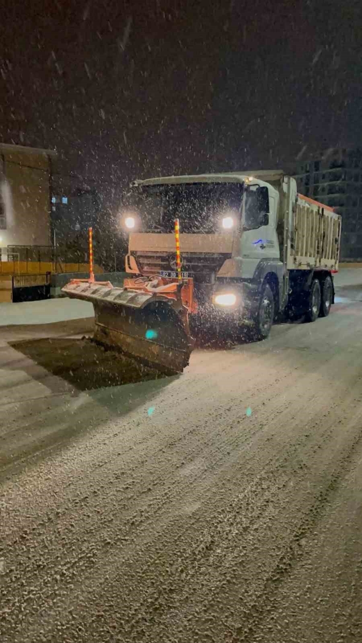 Besni’de Kar Temizleme Ve Tuzlama Çalışmaları Devam Ediyor