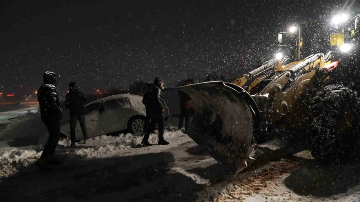 Battalgazi’de Karda Mahsur Kalan Araç Kurtarıldı