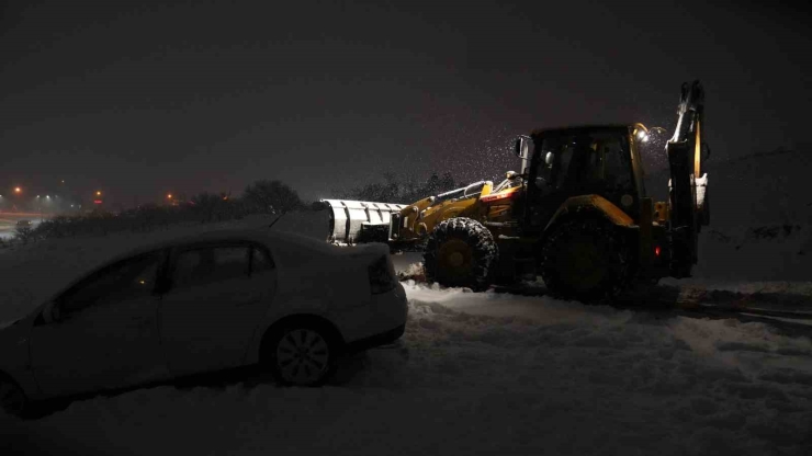 Battalgazi’de Karda Mahsur Kalan Araç Kurtarıldı