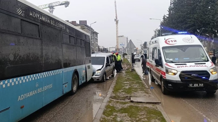 Hafif Ticari Araç Otobüse Çarptı: 1 Yaralı