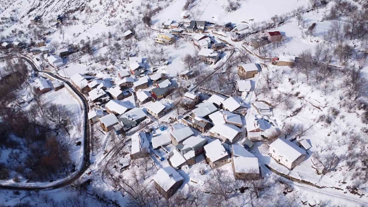 Malatya’da Kar Kalınlığı 1 Metreyi Geçti, Zorlu Mücadele Dronla Görüntülendi