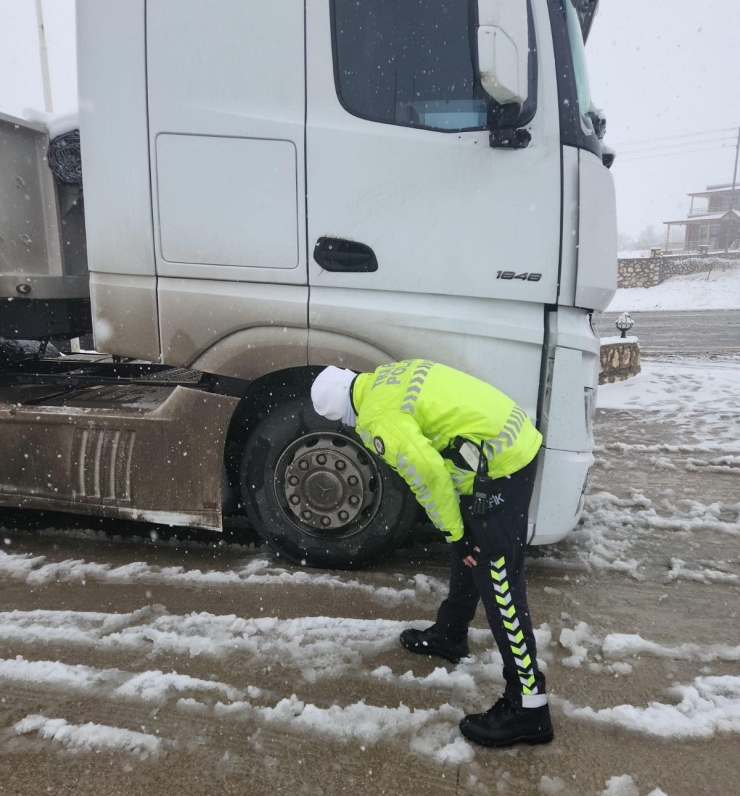 Kış Lastiği Olmayan Araçların Geçişine İzin Verilmiyor