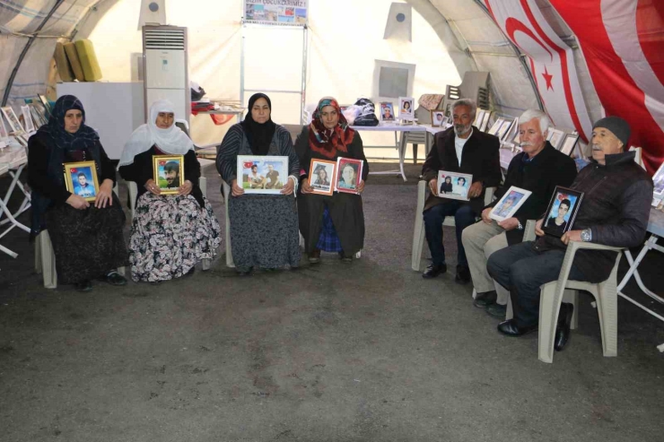 Diyarbakır Anneleri Soğuk Hava Şartlarına Rağmen Evlat Nöbetini Sürdürüyor