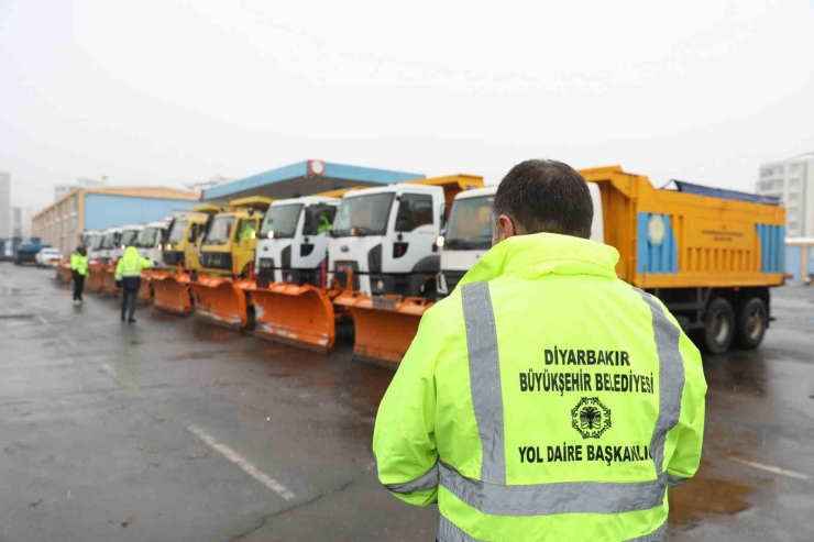 Diyarbakır’da Karla Mücadele Çalışmaları Sürüyor