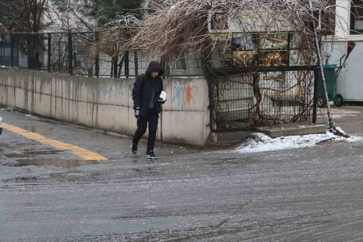 Diyarbakır’da Kar Yağışı Etkili Oldu