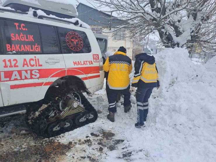 Hasta Almaya Giderken Kara Saplanan Ambulansı Ekipler Kurtardı