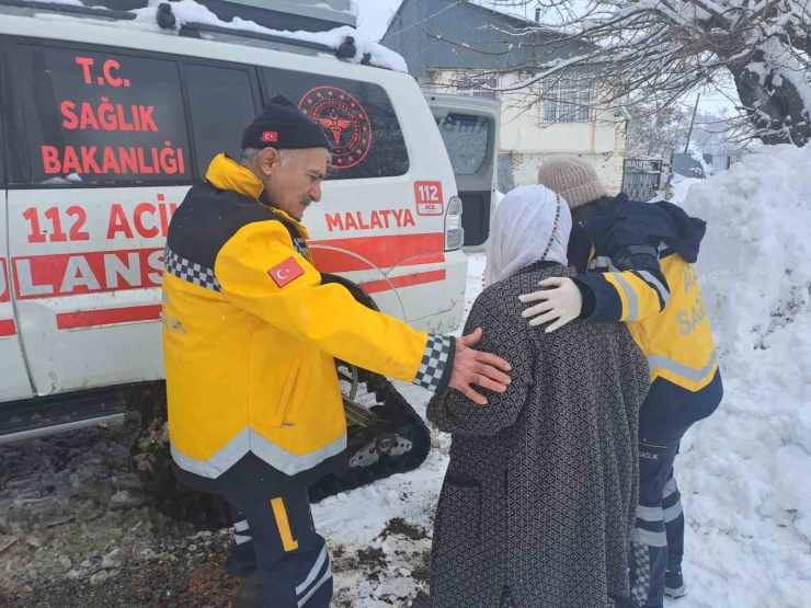 Hasta Almaya Giderken Kara Saplanan Ambulansı Ekipler Kurtardı