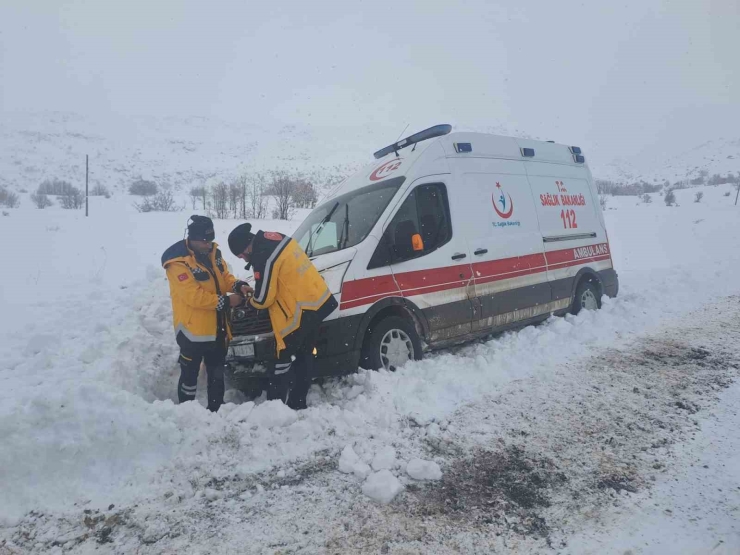 Hasta Almaya Giderken Kara Saplanan Ambulansı Ekipler Kurtardı