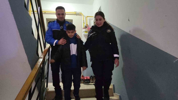 11 Yaşındaki Çocuk Üşüyen Polise Atkı Ve Beresini Verdi