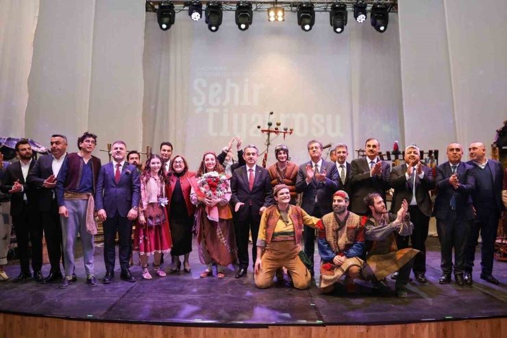 Şahin Şırnak’ta Miniklerle Beraber Tiyatro Oyunu İzledi