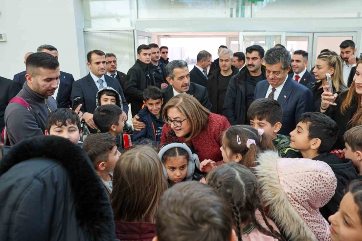 Şahin Şırnak’ta Miniklerle Beraber Tiyatro Oyunu İzledi