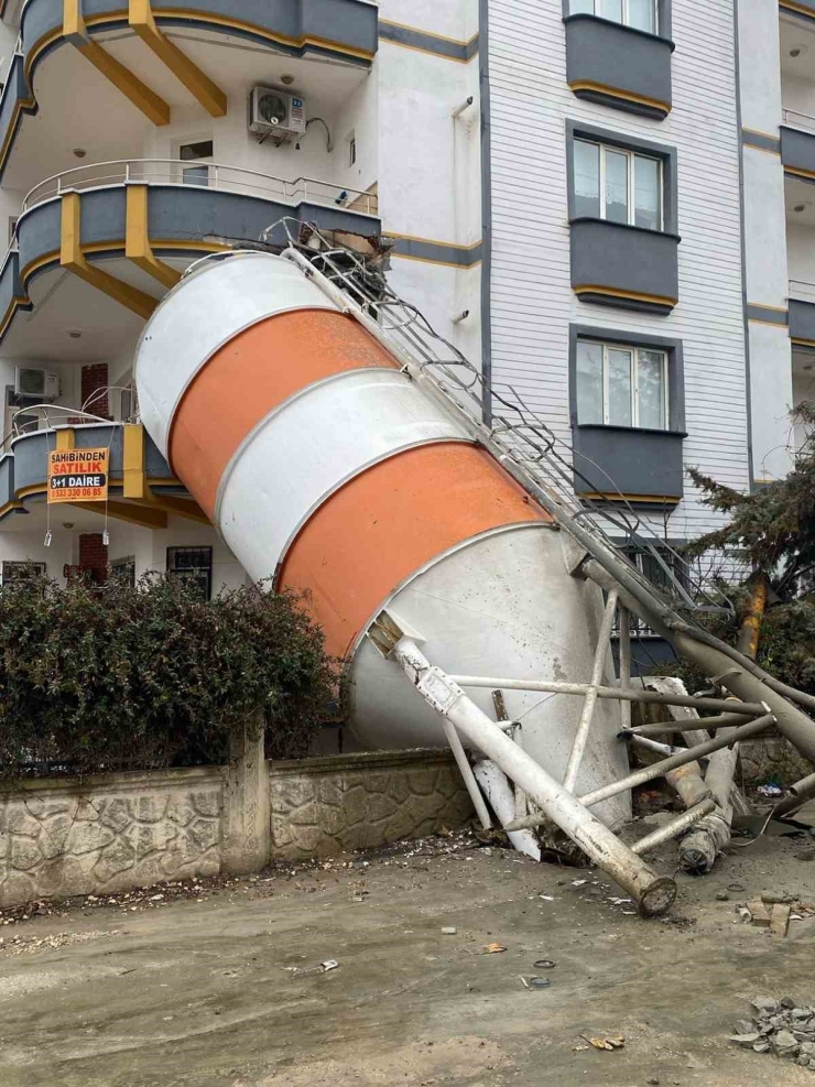 Adıyaman’da Beton Silosu Devrildi