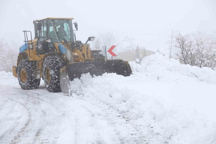 Diyarbakır’da Kardan Kapanan 439 Kilometrelik Yol Ulaşıma Açıldı