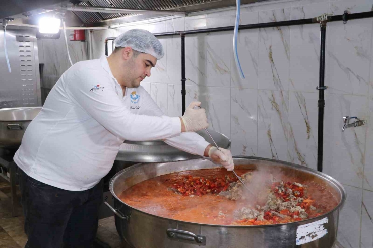 Haliliye’de Sıcak Yemek Dağıtımı Sürüyor