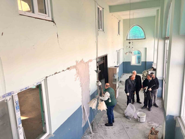 Depremde Hasar Gören Camii Yeniden İbadete Açılmayı Bekliyor