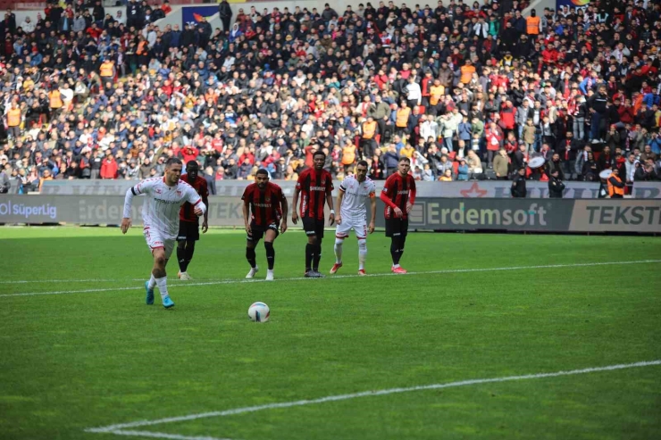 Trendyol Süper Lig: Gaziantep Fk: 1 - Sivasspor: 1 (ilk Yarı)