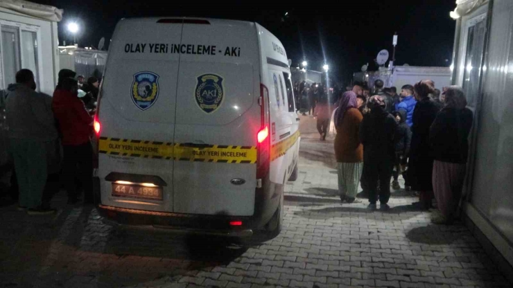 Malatya’da Bıçaklı Saldırıya Uğrayan Polis Memuru Yaralandı