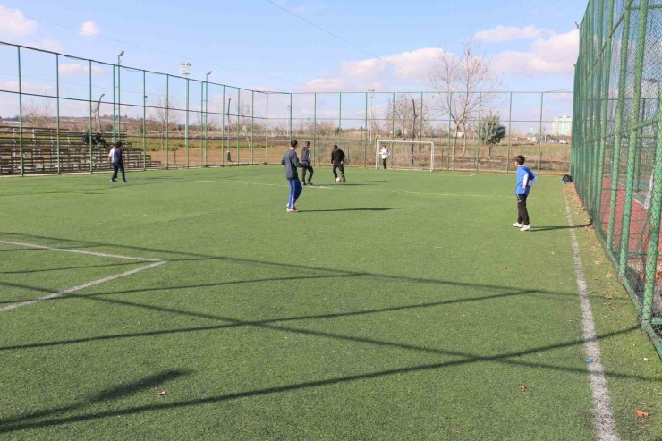 Diyarbakır’da Vatandaşlar Güzel Havanın Keyfini Çıkarıyor