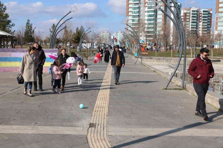 Diyarbakır’da Vatandaşlar Güzel Havanın Keyfini Çıkarıyor