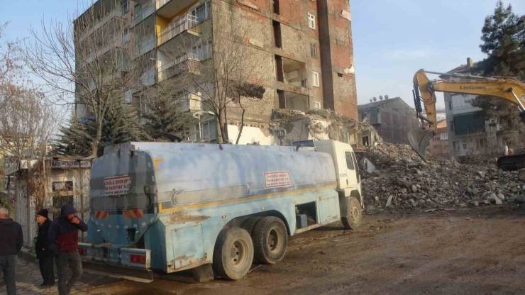 Malatya’da Yıkım Sırasında Hasar Gören 6 Katlı Bina Tahliye Edildi