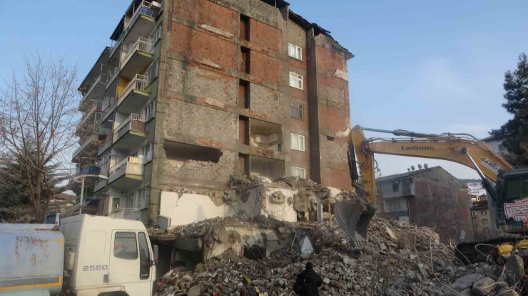 Malatya’da Yıkım Sırasında Hasar Gören 6 Katlı Bina Tahliye Edildi