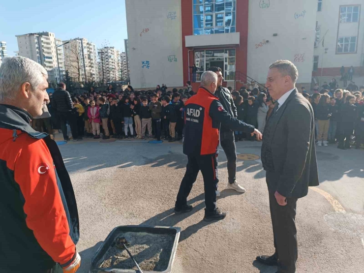 İlkokul Öğrencilerine Deprem Ve Yangın Tatbikatı